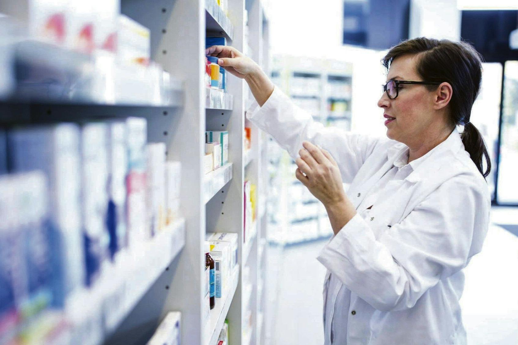 Mitarbeiter in Apotheken sollen rezeptpflichtige Medikamente bald auch ohne Rezept herausgeben dürfen - wenn auch nur unter bestimmten Bedingungen.