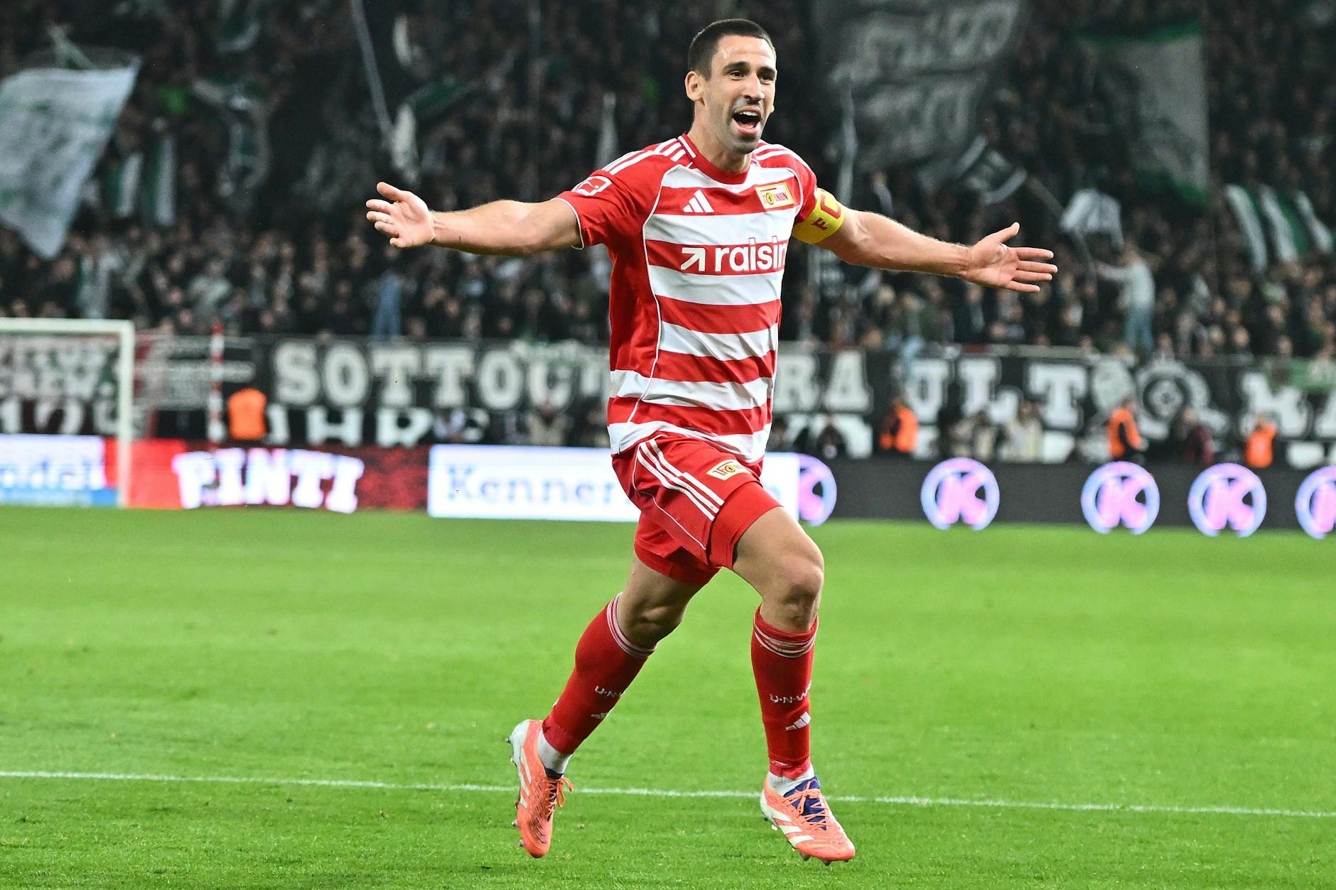 Rani Khedira kann es kaum fassen: Der Vize-Kapitän traf sehenswert zum 3:1 gegen Gladbach.