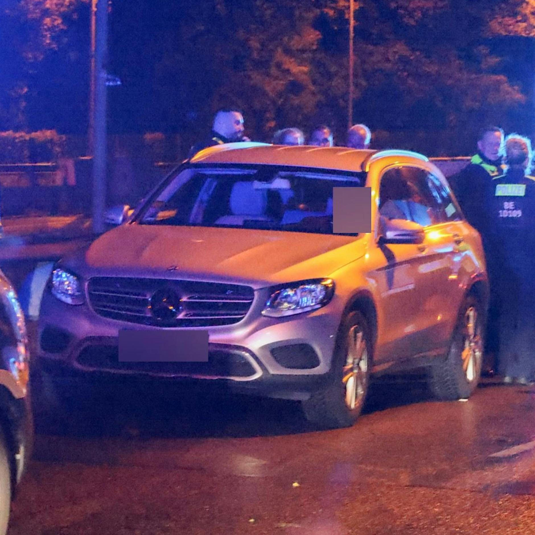 Geisterfahrer unterwegs: Mann fährt in Gegenverkehr und wartet auf die Polizei