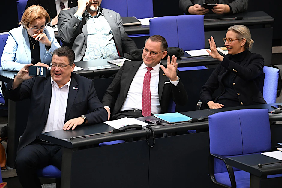 Tino Chrupalla (M.) und Alice Weidel (r.) von der AfD grüßen in die Kamera von Stephan Brandner (l.) in der 214. Plenarsitzung der 20. Legislaturperiode im Deutschen Bundestag.