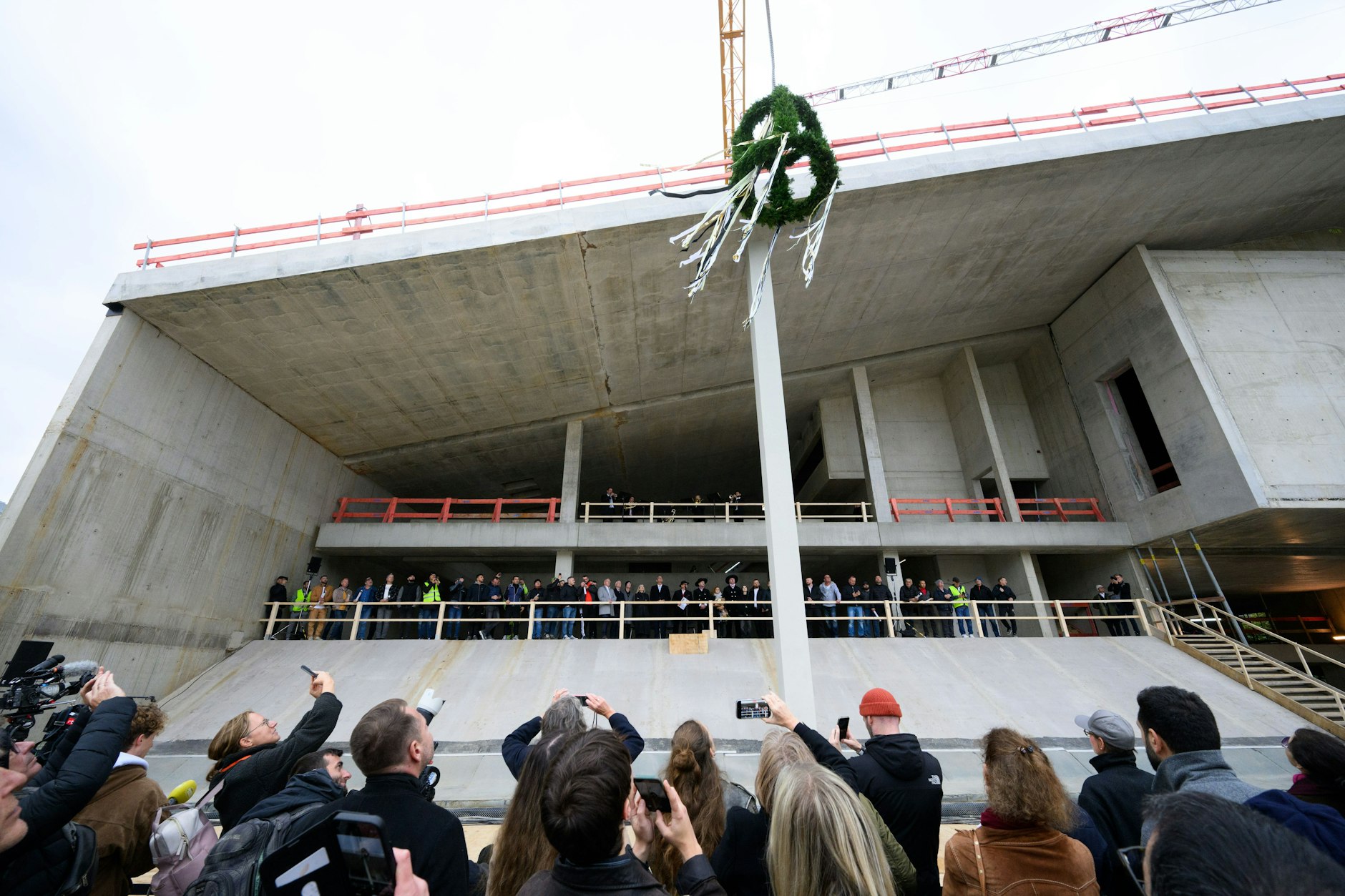 Der Richtkranz beim Richtfest für den Neubau des berlin modern