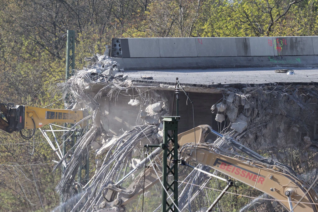 Im Frühjahr musste die Ringbahnbrücke abgerissen werden. nun startet der Neubau.