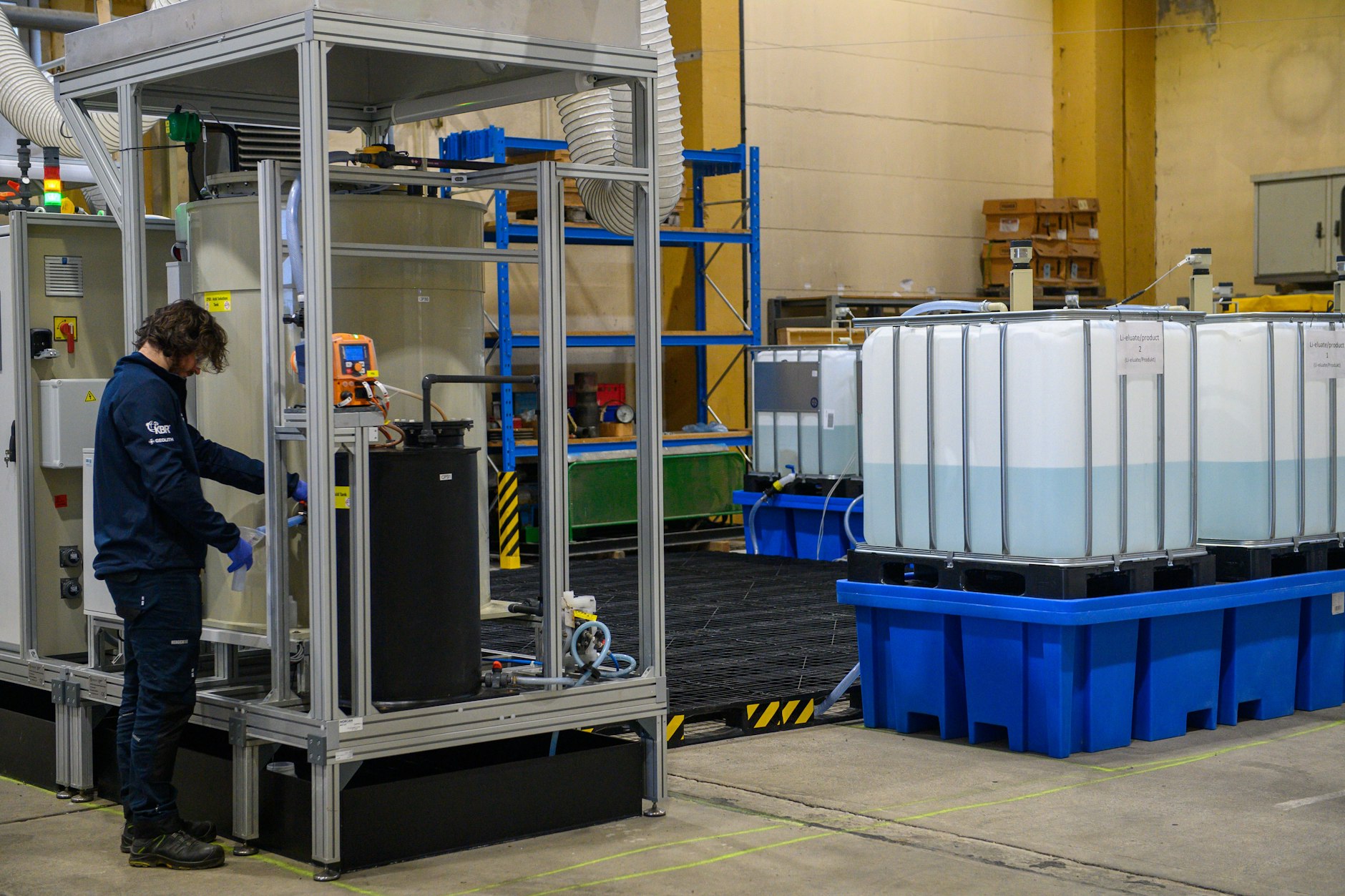 Ein Techniker zapft in einer Halle von Neptune Energy Lithiumchlorid aus der DLE-Apparatur ab.