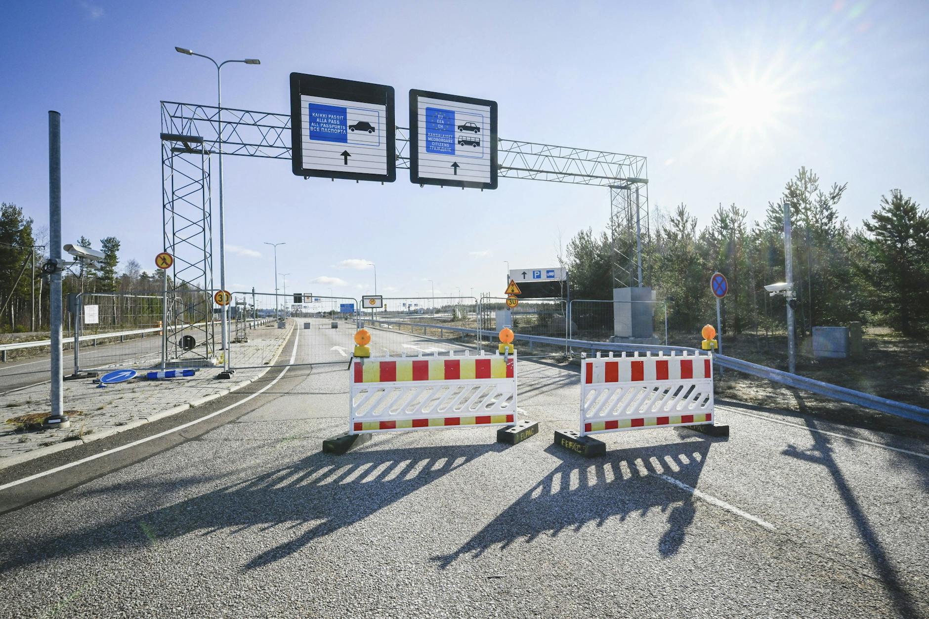 Die blockierte russisch-finnische Grenze am finnischen Grenzort Vaalimaa