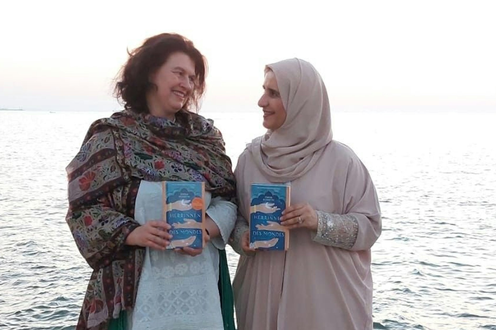 Claudia Ott (l.) und Jokha Alharthi
