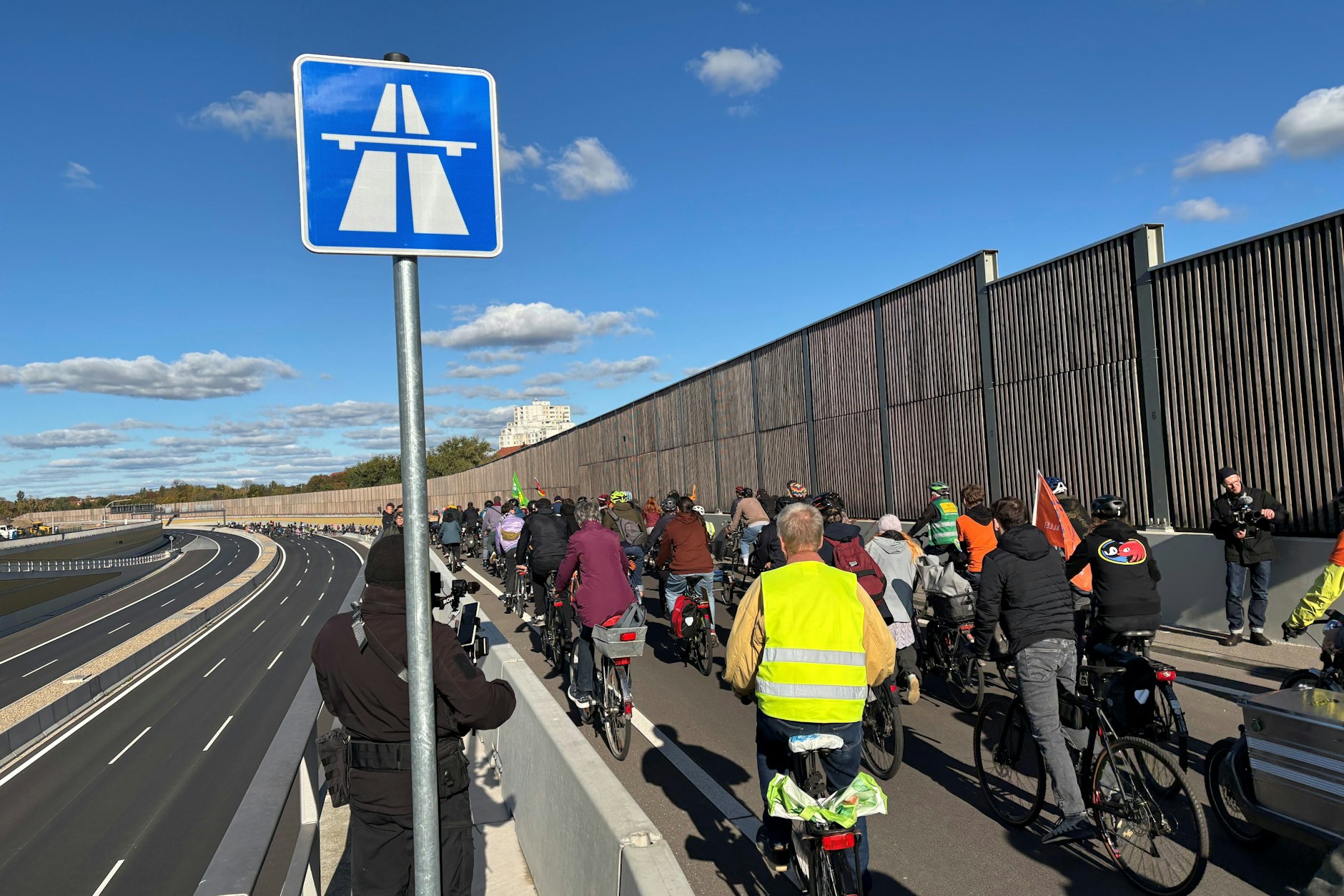 Sonnabend, 14.35 Uhr, in Berlin-Neukölln: Die Polizei hat die Autobahn in Richtung Treptow freigegeben. Von der Anschlussstelle Sonnenallee aus rollt der Demonstrationszug auf die A100.