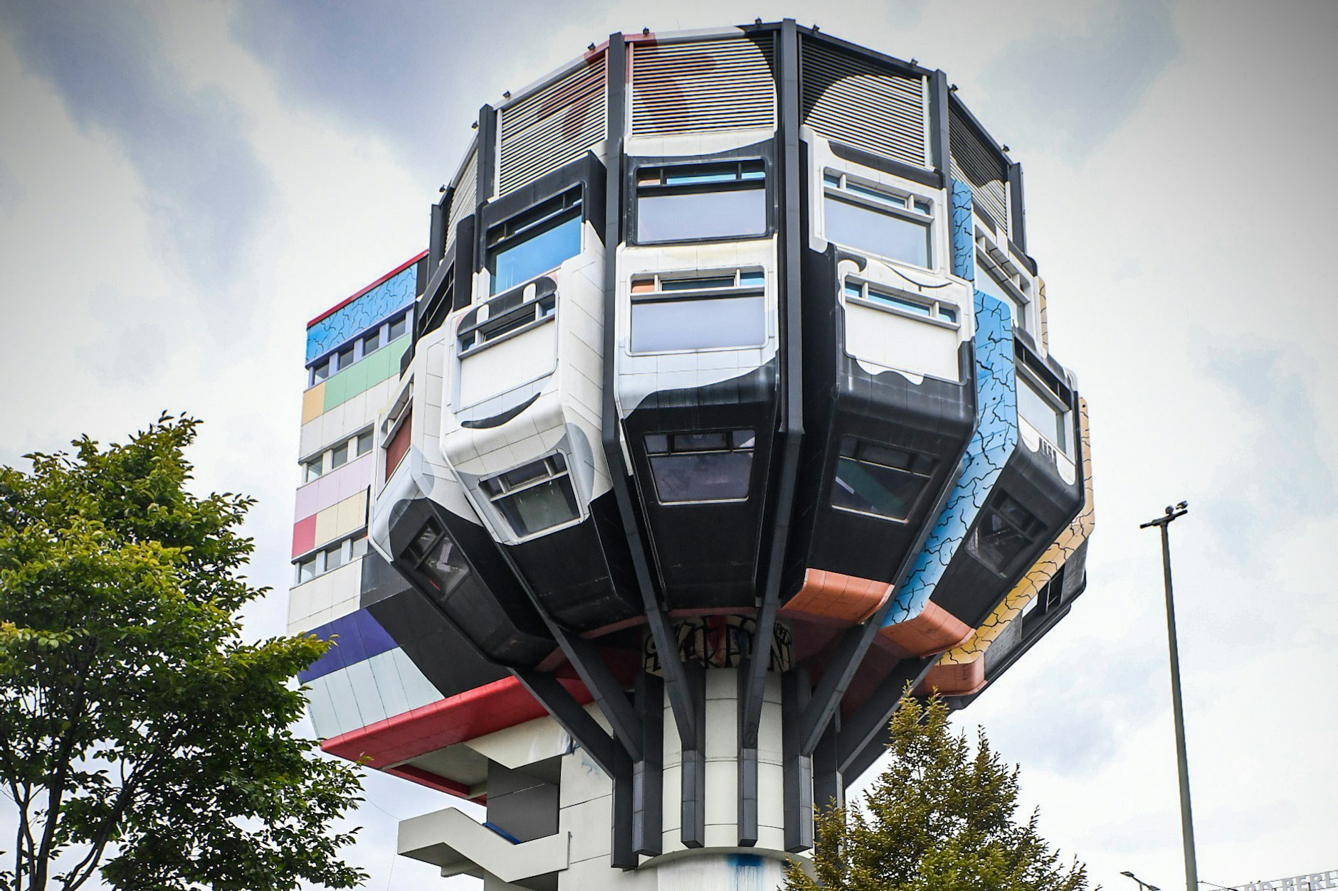 Der Bierpinsel in Berlin wird am Samstagmittag von Aktivisten besetzt.