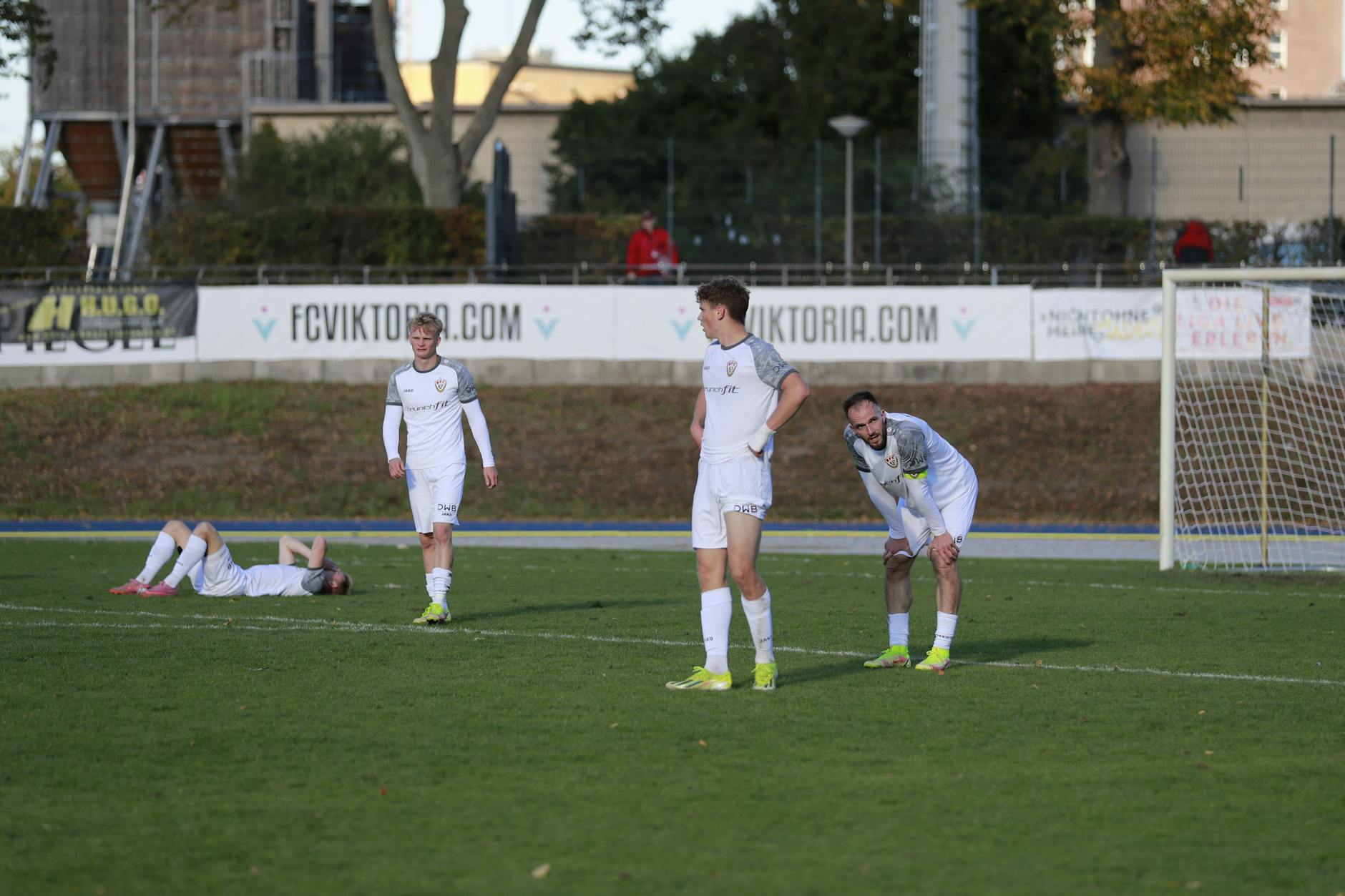 Frust nach dem 1:2 bei Hertha 03 Zehlendorf. Die Dynamo-Spieler Willi Reincke, Antoni Wrebiakowski , Moritz Polte und obias Gunte können es nicht fassen.