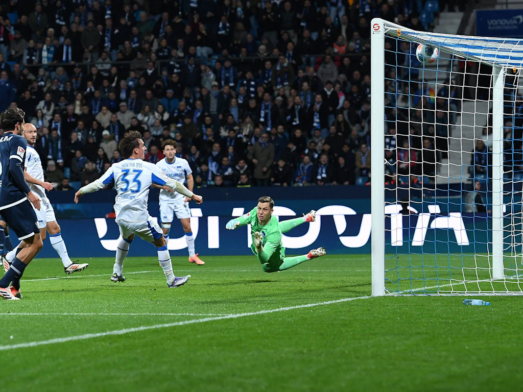 Der frühe Rückstand für Hertha BSC. Michal Karbownik trifft in der 13. Minute unglücklich ins eigene Tor.