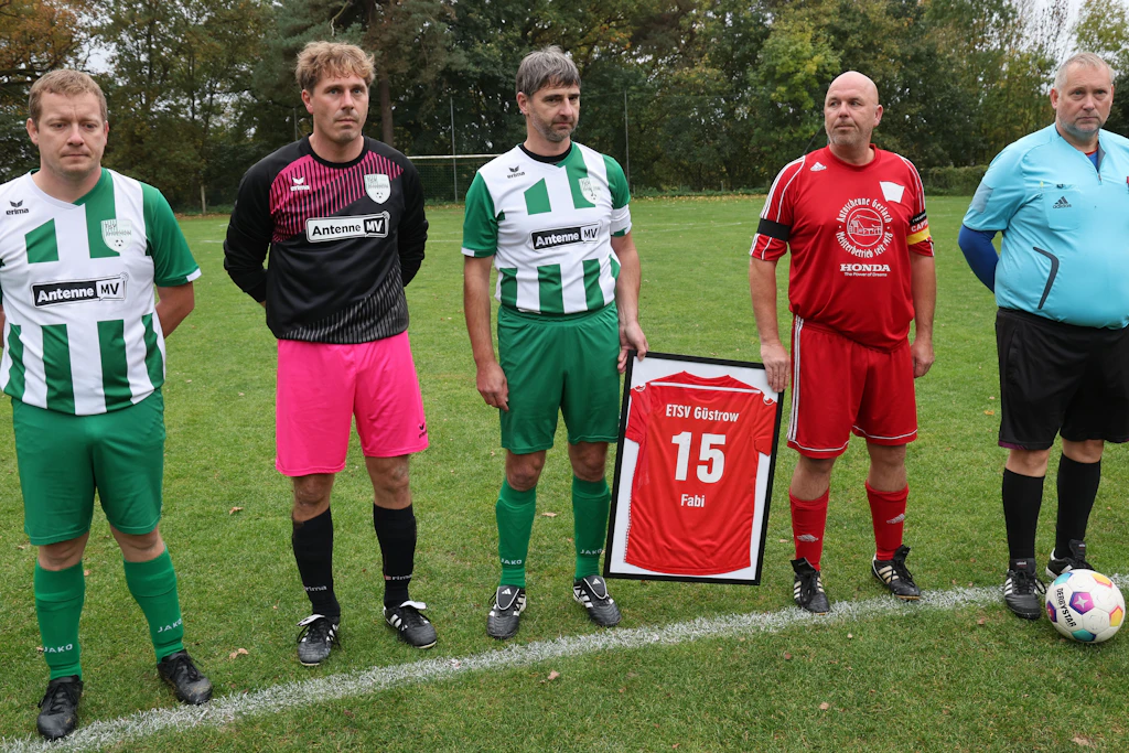 Bei einem Spiel in der Kreisoberliga Herren Ü 35 des TSV Thürkow gegen den ETSV Güstrow e.V. liefen die Spieler aus Güstrow mit Trauerflor und dem eingerahmten Trikot des getöteten achtjährigen Fabian aus Güstrow auf.