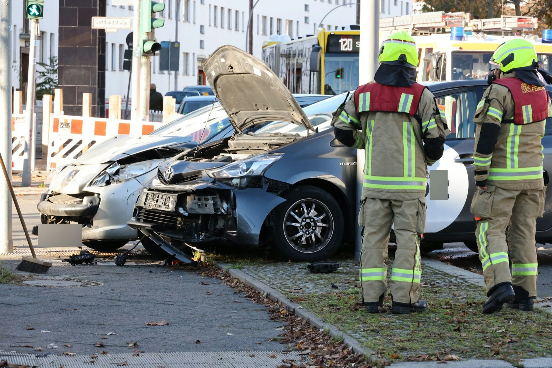 Schwerer Verkehrsunfall mit drei Verletzten. 