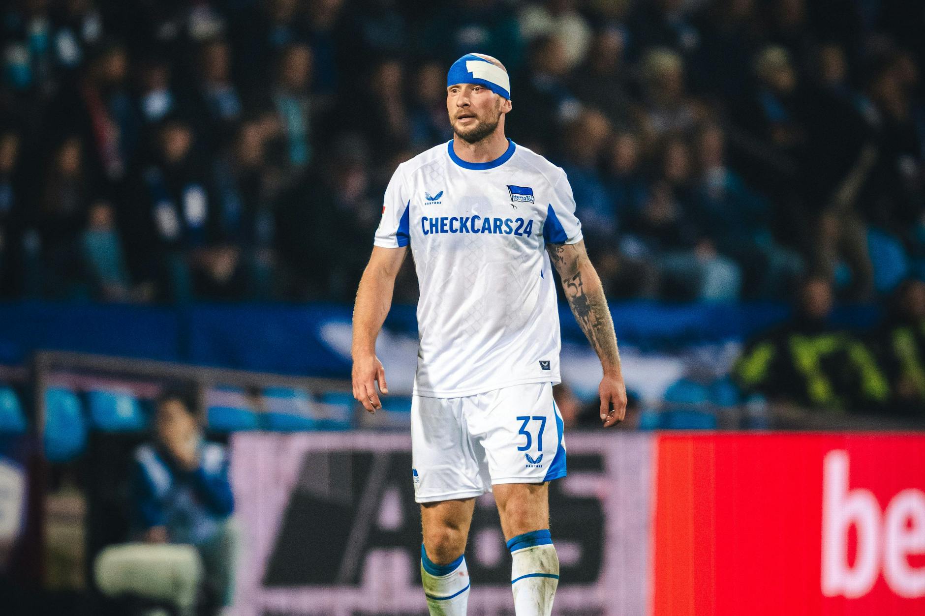 Toni Leistner von Hertha BSC spielte wegen einer Wunde am Kopf mit Turban. Er übte Selbstkritik wegen seiner Leistung beim 2:3 in Bochum.