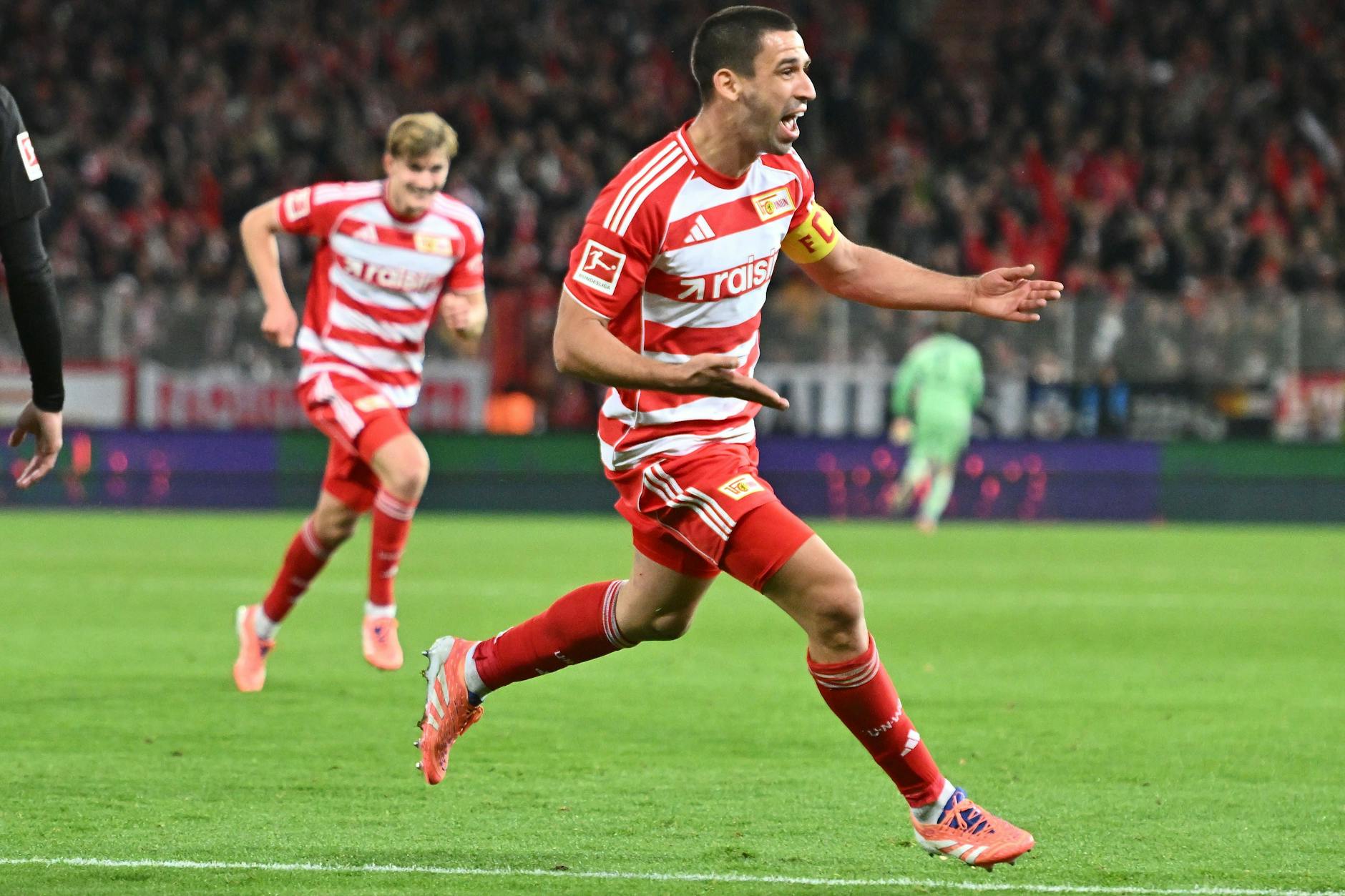 Rani Khedira geht nach seinem Treffer zum 3:1 für den 1. FC Union Berlin völlig losgelöst auf die Jubelrunde.