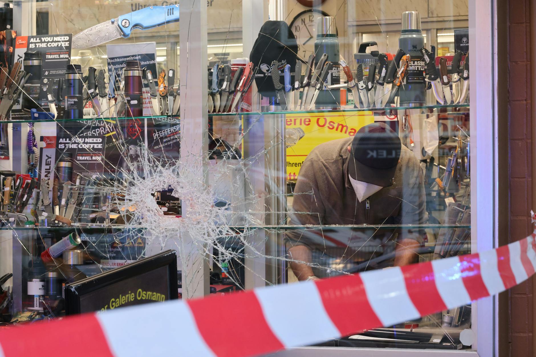 In die Messer Galerie Osman in der Residenzstrasse 114 wurde in der Nacht von Freitag zu Samstag eingebrochen. Ein 14-Jähriger wurde festgenommen.