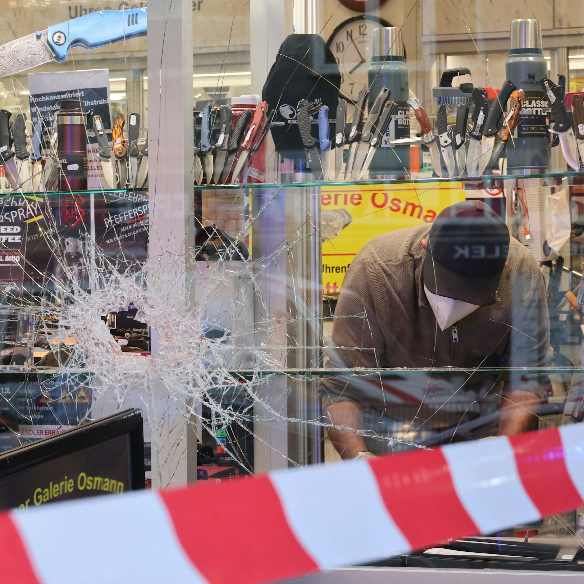 40 Stichwaffen aus Messerladen geklaut!14-Jähriger festgenommen