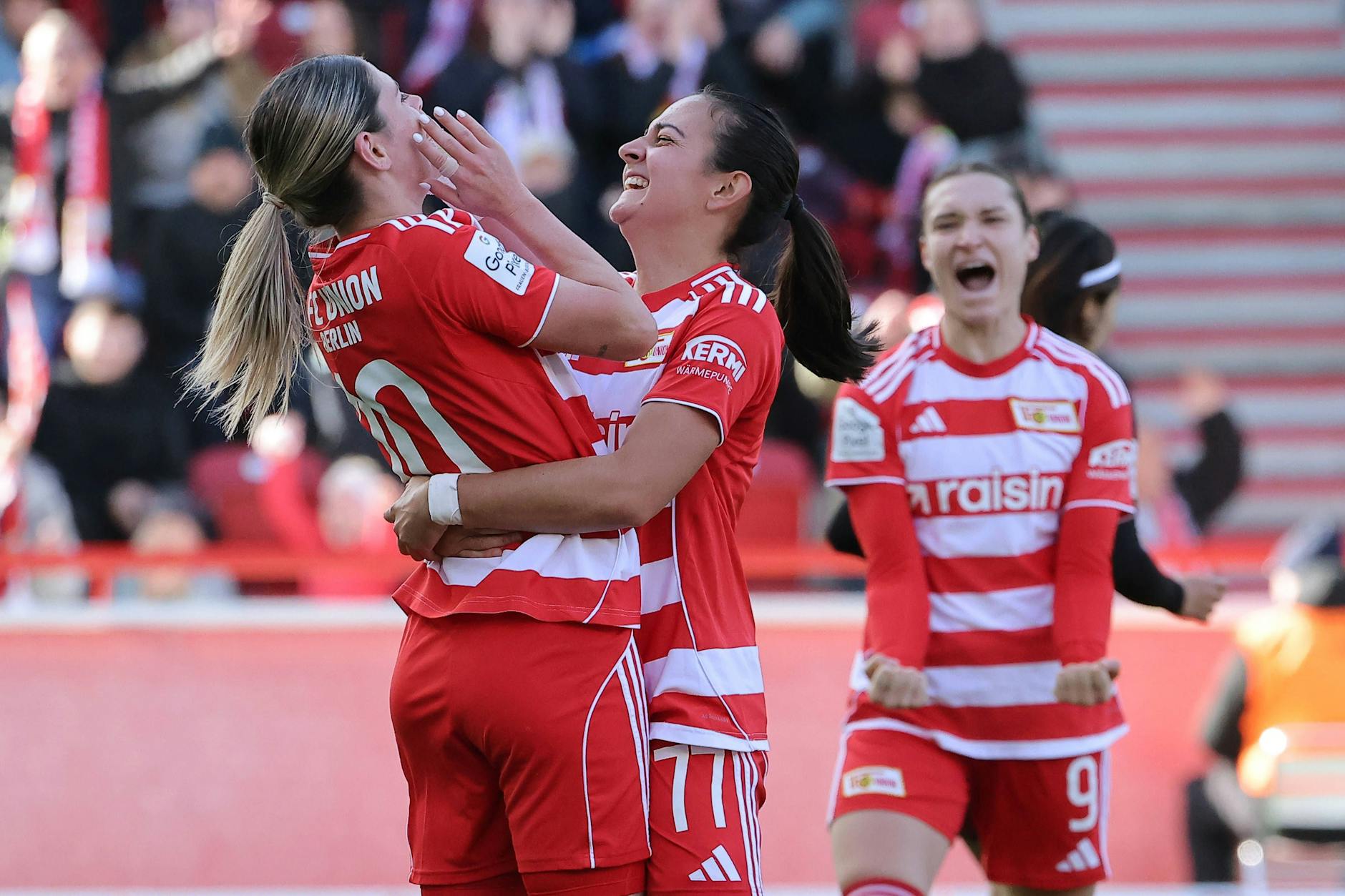 Eileen Campbell (l.) feiert ihr Tor zum zwischenzeitlichen 3:0 für den 1. FC Union Berlin gegen RB Leipzig.
