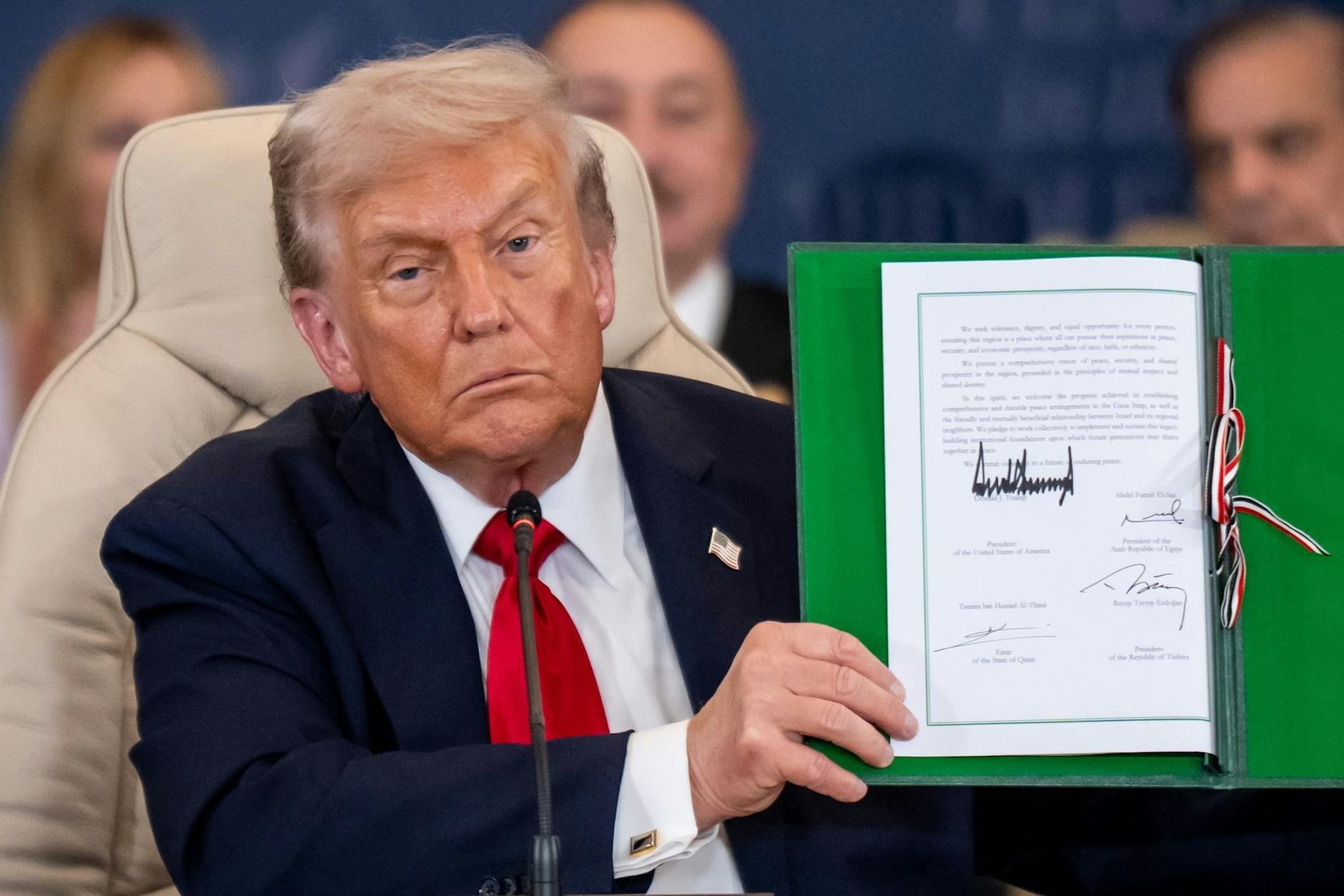 US-Präsident Donald Trump zeigt den unterzeichneten Friedensvertrag beim Gaza-Gipfel unter Vorsitz von Ägyptens Präsident Al-Sisi.