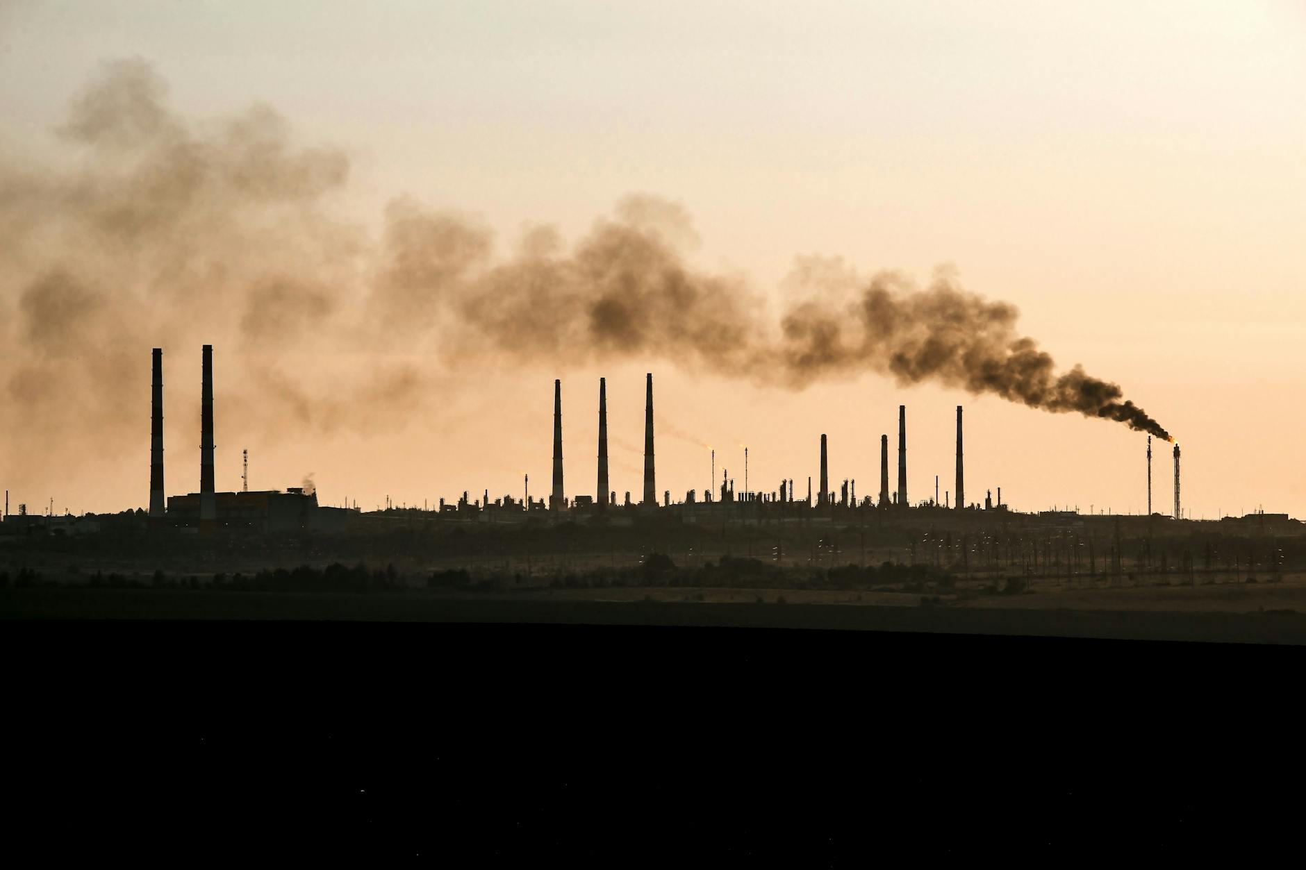Die Silhouette der Gasverarbeitungsanlage in Orenburg