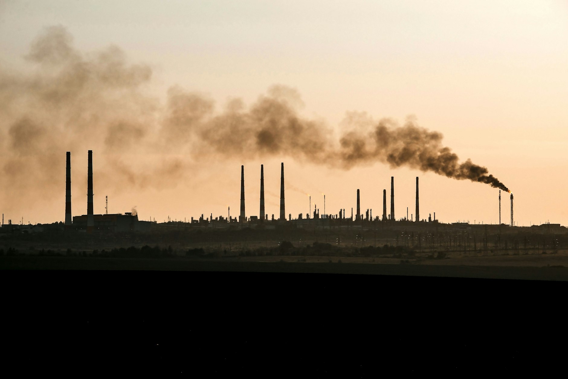 Die  Silhouette der Gasverarbeitungsanlage in Orenburg