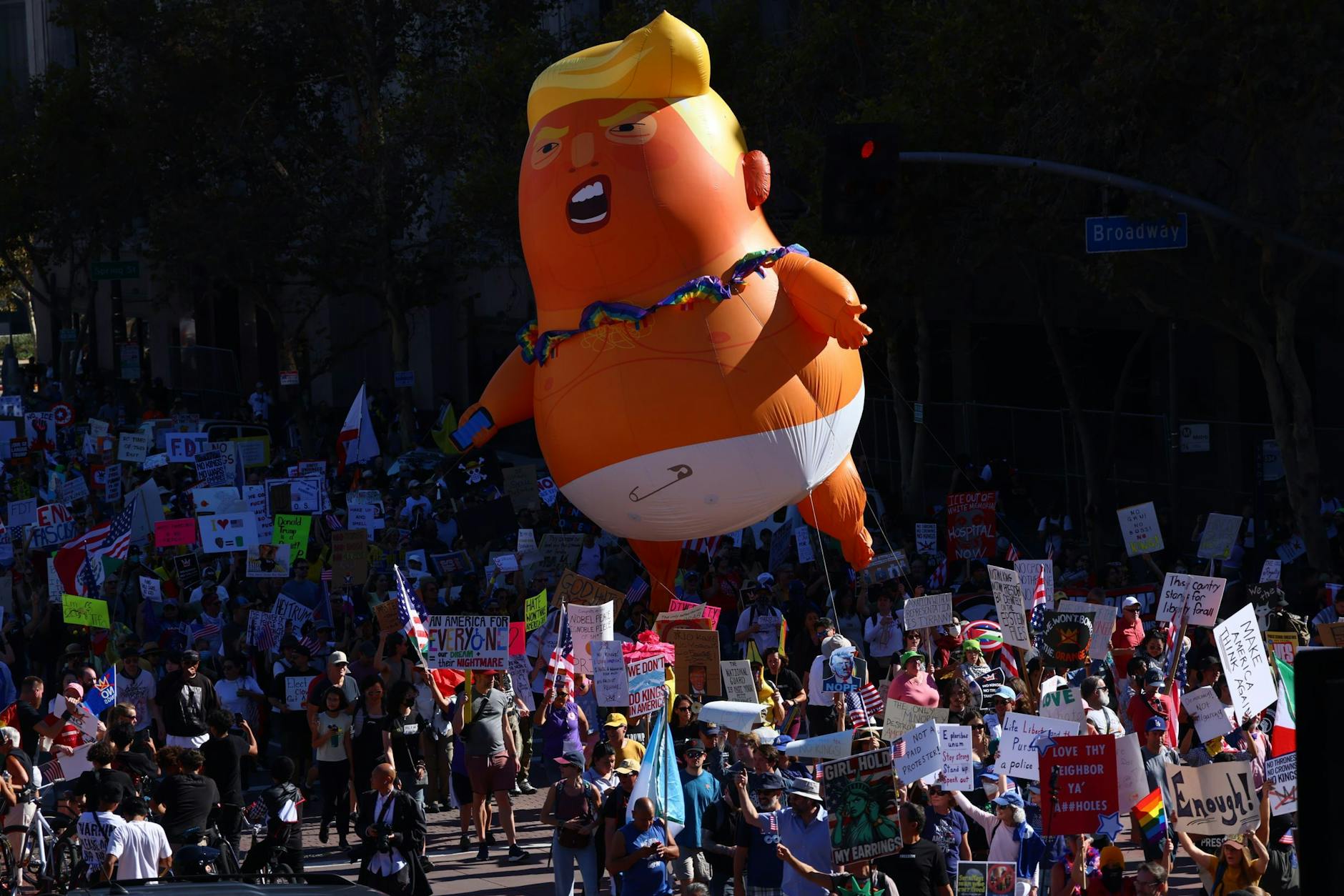 Die „No Kings“-Demonstranten teilten wie hier in Los Angeles kräftig gegen Ttrump aus. Der revachnierte sich mit einem bizarren, ekligen Video.