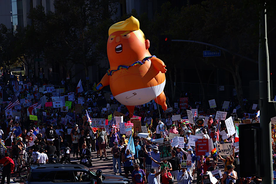 Die „No Kings“-Demonstranten teilten wie hier in Los Angeles kräftig gegen Ttrump aus. Der revachnierte sich mit einem bizarren, ekligen Video.