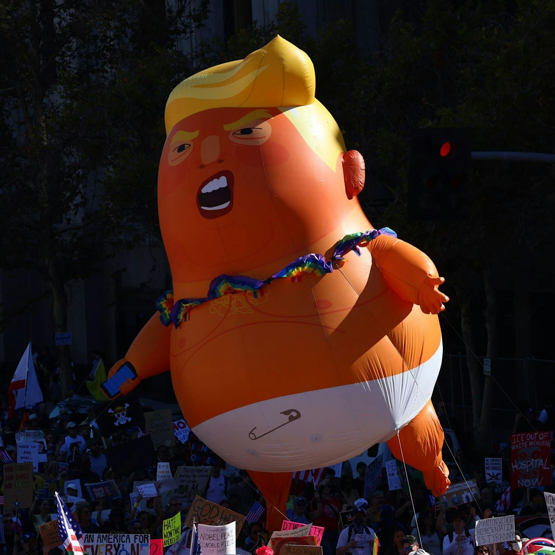 KI-Video: Donald Trump bombardiert Demonstranten mit Gülle-Fladen