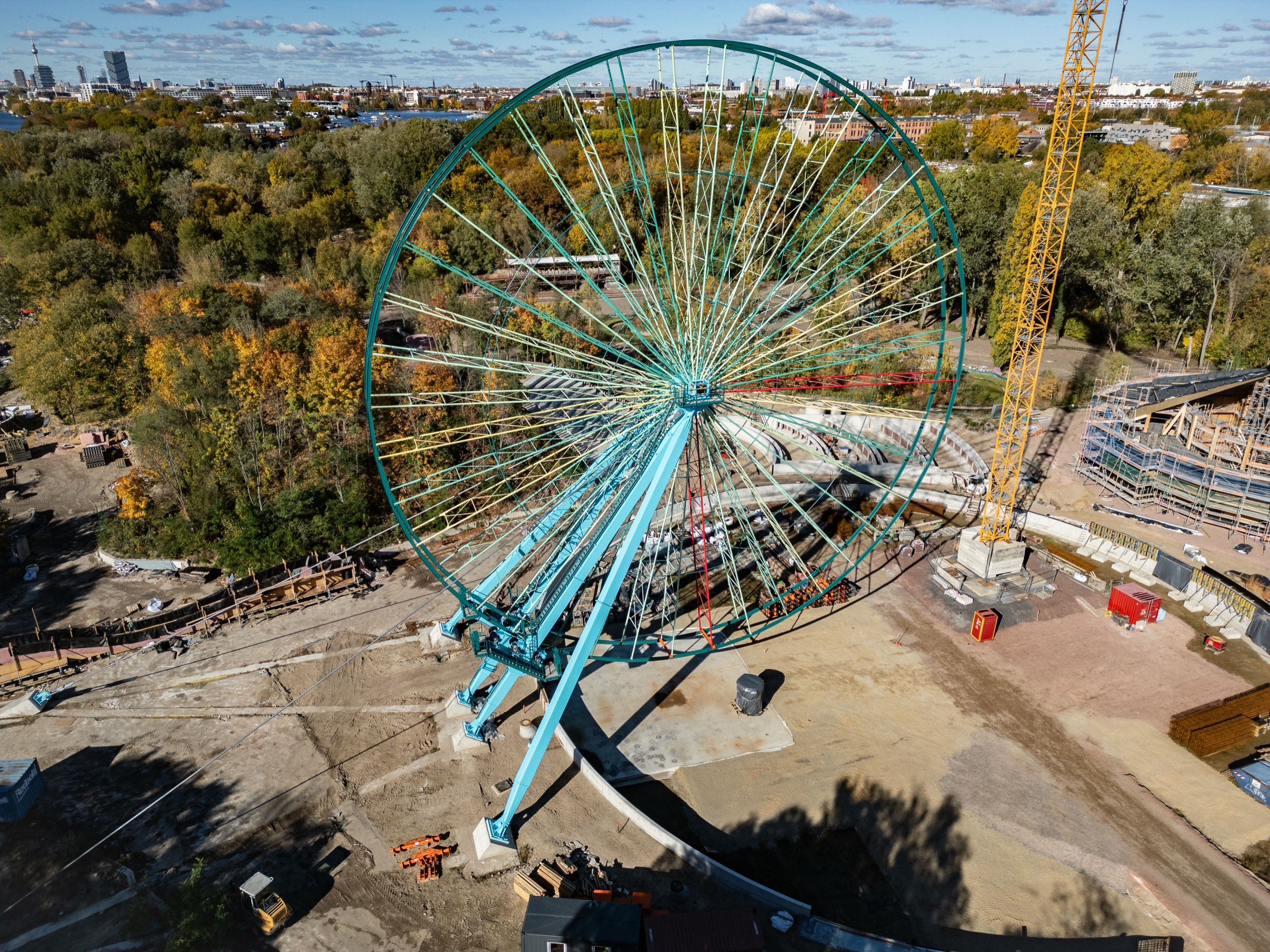 Image - Kult-Freizeitpark der DDR: Riesenrad im Spreepark steht! Die ersten Bilder