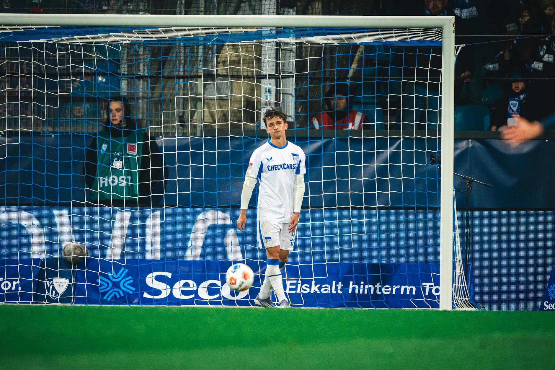Michal Karbownik von Hertha BSC niedergeschlagen nach seinem Eigentor zum 1:0 für den VfL Bochum.