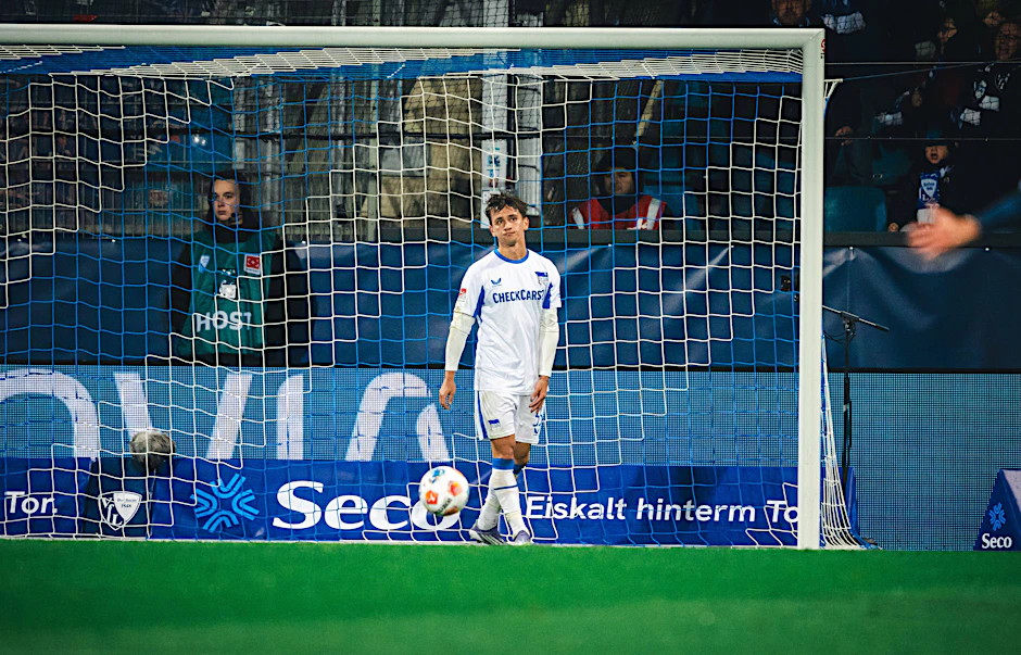 Michal Karbownik von Hertha BSC niedergeschlagen nach seinem Eigentor zum 1:0 für den VfL Bochum.