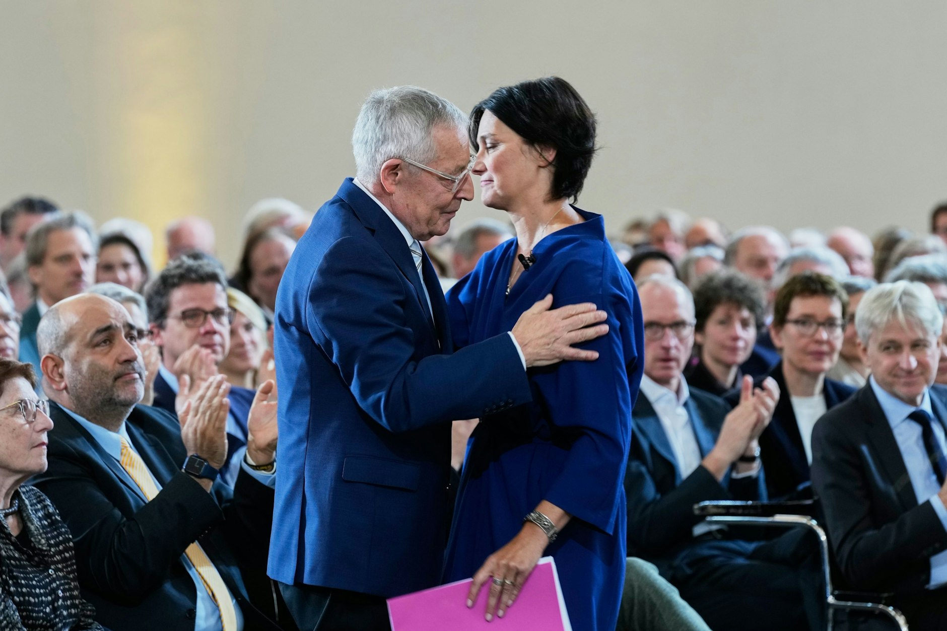 Karl Schlögel bedankt sich bei seiner Laudatorin Katja Petrowskaja.