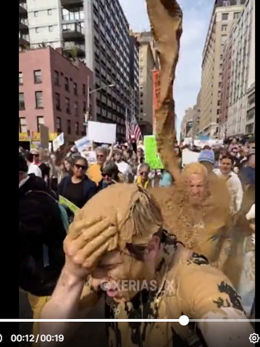 Die Gülle trifft in dem mit KI erstellten Video „No Kings“-Demonstranten.