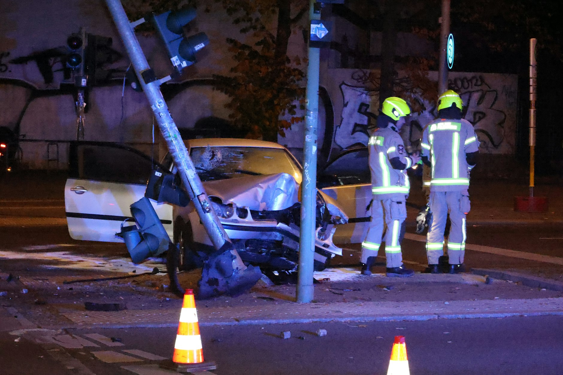 Schwerer Unfall in Friedenau. Die VW-Fahrerin war in die Ampel gekracht.