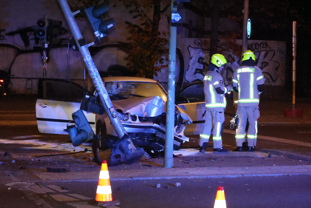 Polizei-Ticker: Auto rast in Friedenau in Ampel – drei Verletzte
