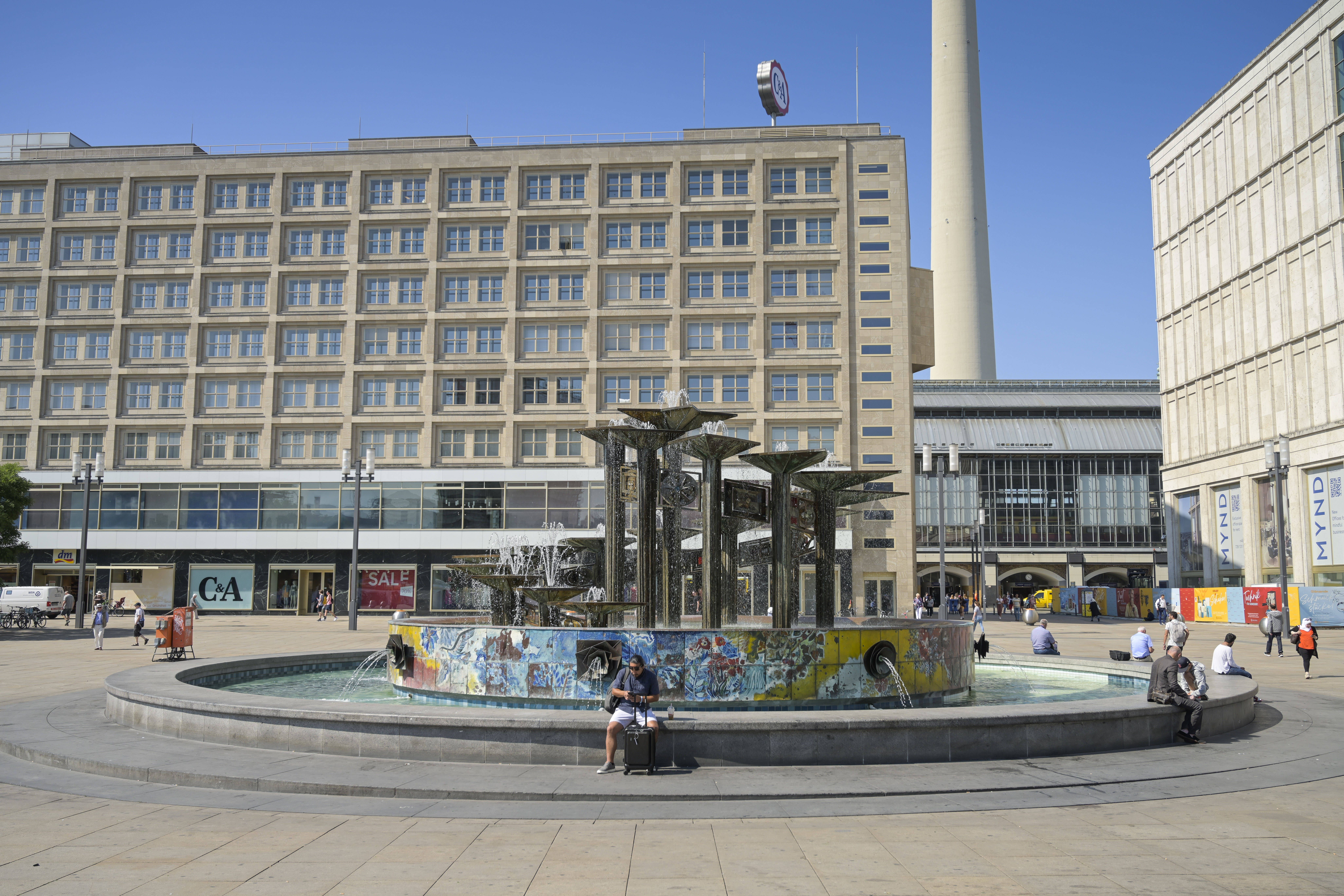 Mütter mit Kindern eingesperrt: Kaufhaus am Alexanderplatz in Erklärungsnot