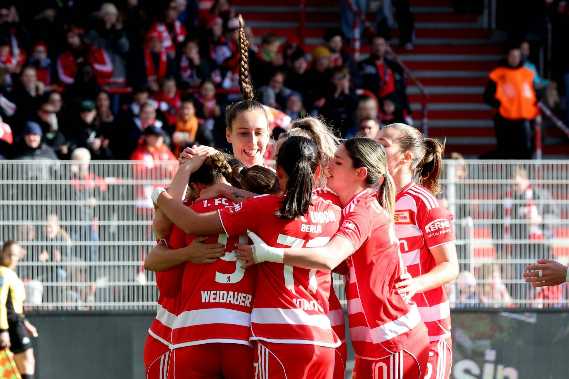 So sehen Siegerinnen aus! Unions Frauen jubeln über den 5:0-Kantersieg gegen RB Leipzig.