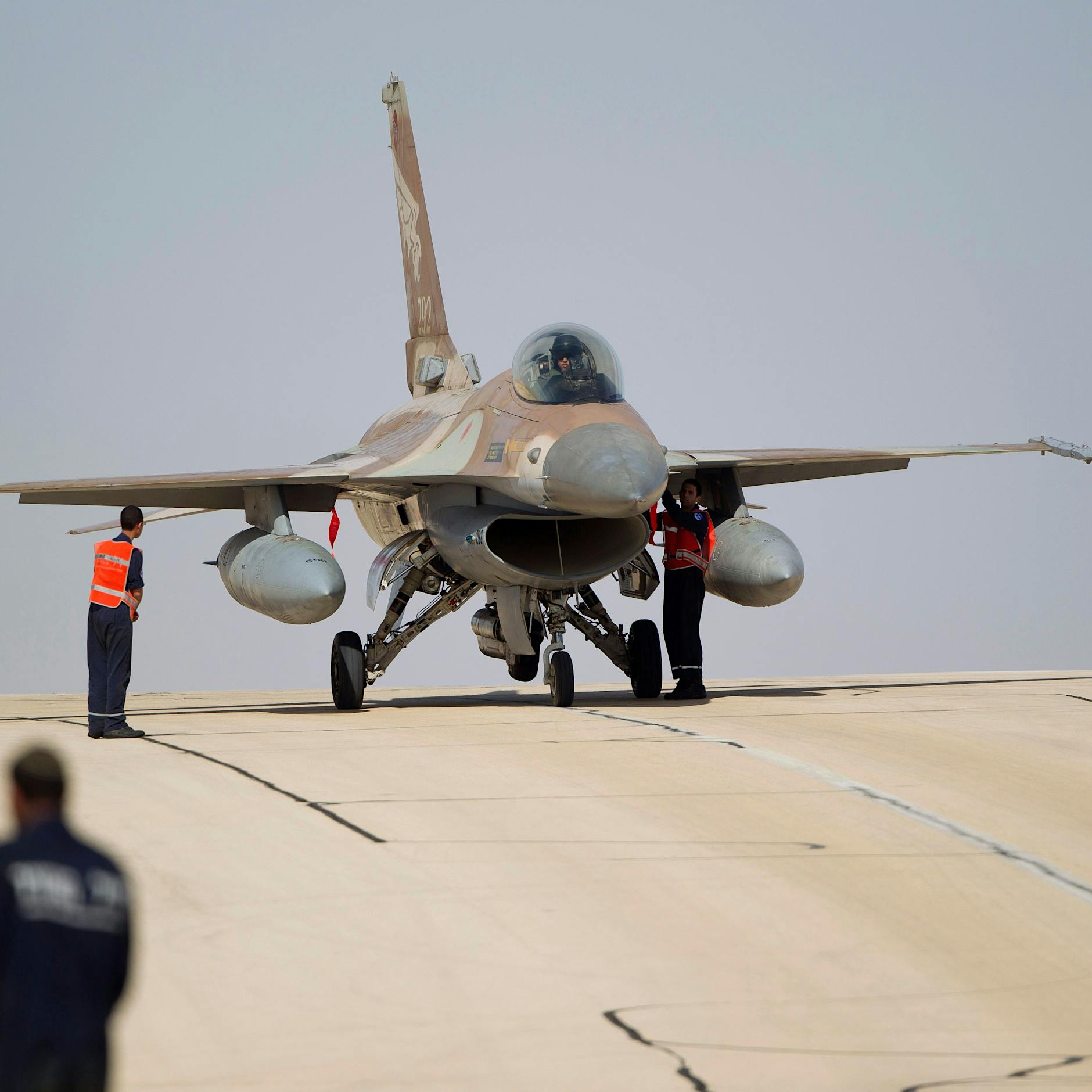 Israel fliegt Luftangriffe in Gaza nach Waffenruhe-Verstoß