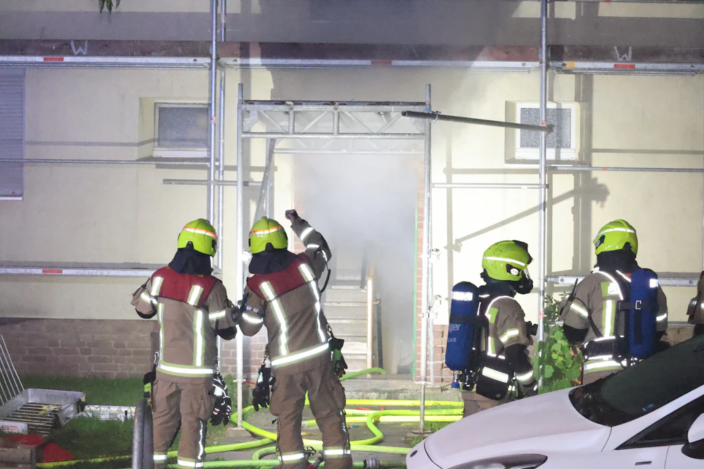 Das Treppenhaus war bereits komplett verqualmt, als die Feuerwehr an dem Haus in Mariendorf eintraf.