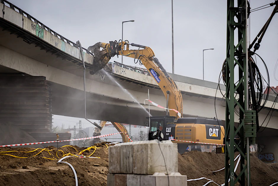 Die Ringbahnbrücke der A100 wurde bereits im Frühjahr abgerissen. Für den Neubau wird jetzt eine weitere Brücke abgerissen.
