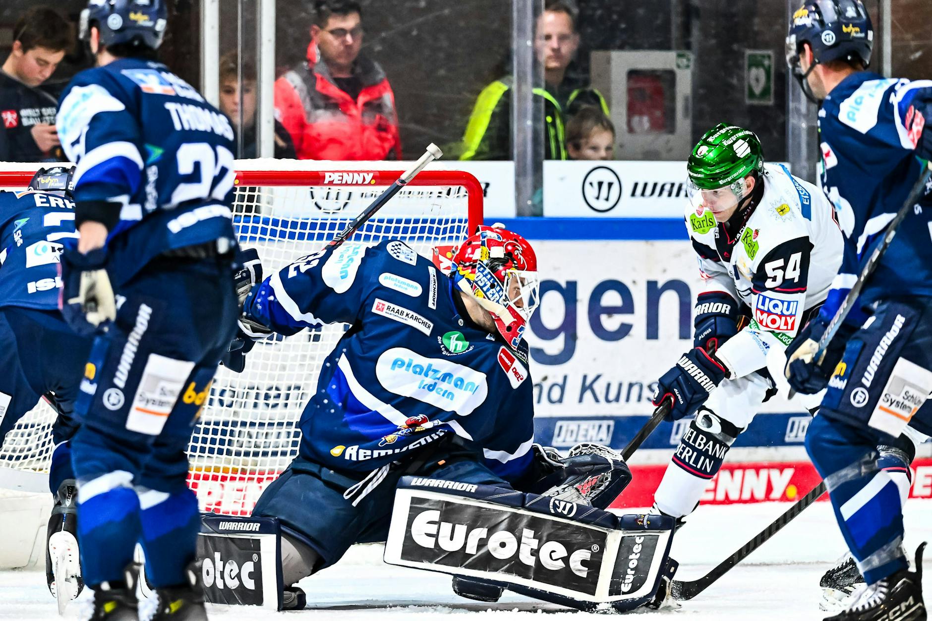 Eisbär Yannick Veilleux (2. v. r.) steht da, wo ein Stürmer mit Torriecher steht und trifft zum 1:1 bei den Iserlohn Roosters.