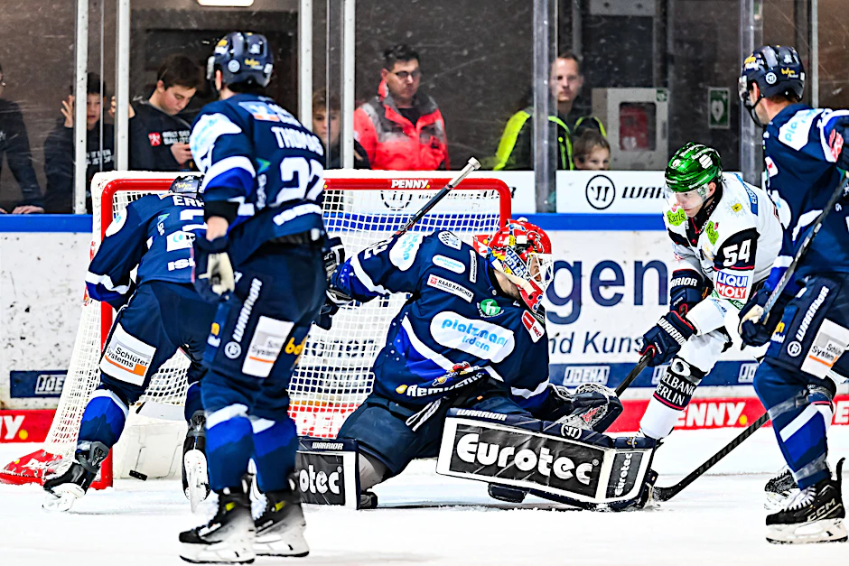 Eisbär Yannick Veilleux (2. v. r.) steht da, wo ein Stürmer mit Torriecher steht und trifft zum 1:1 bei den Iserlohn Roosters.
