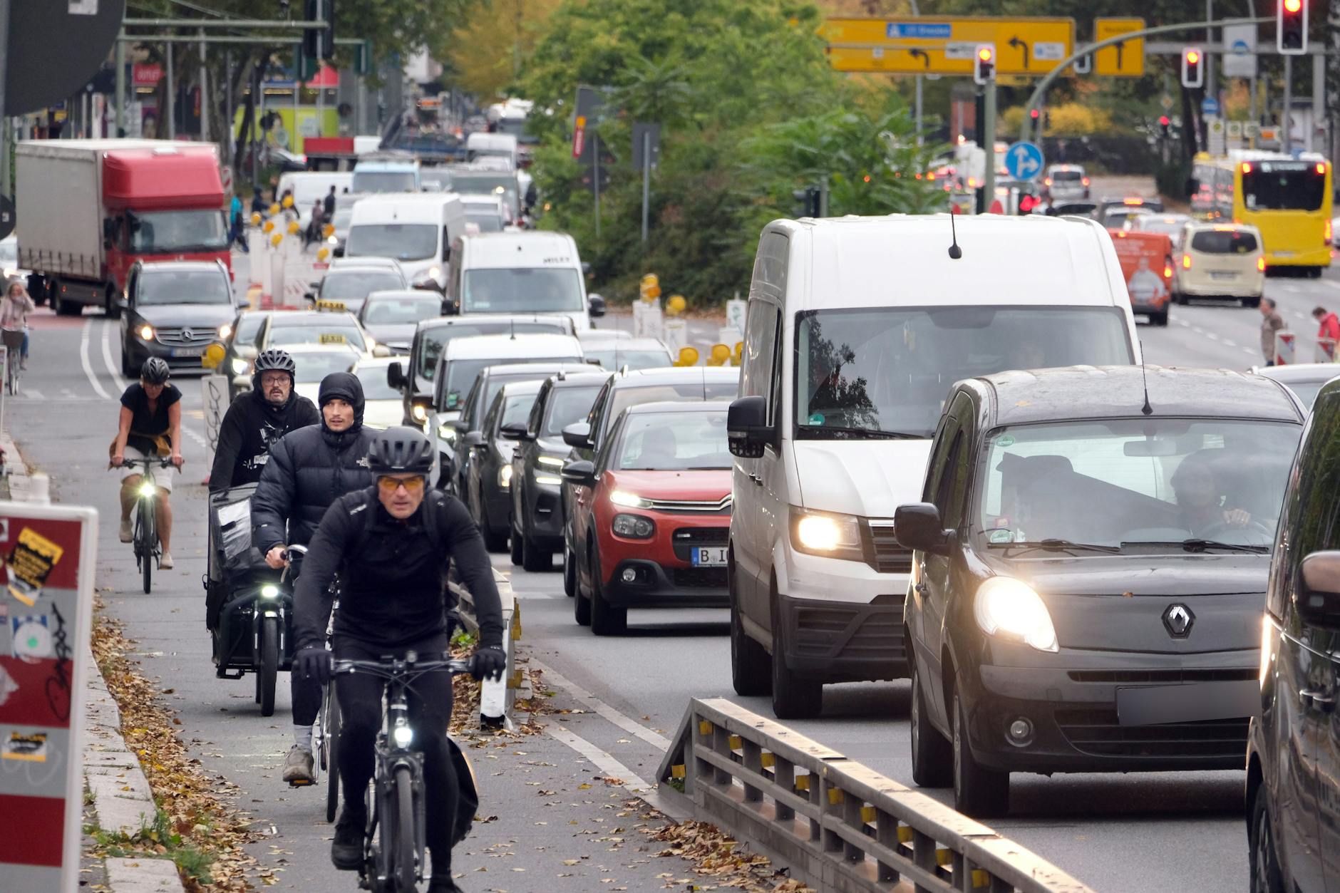 Stau überall: In Berlin vergeht kein Tag ohne neue Baustellen. Mit dem Start der Herbstferien wird nun besonders viel gebuddelt.