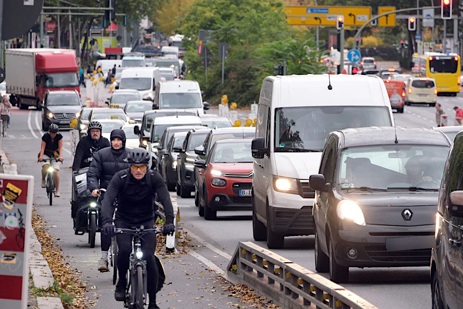 Stau überall: In Berlin vergeht kein Tag ohne neue Baustellen. Mit dem Start der Herbstferien wird nun besonders viel gebuddelt.