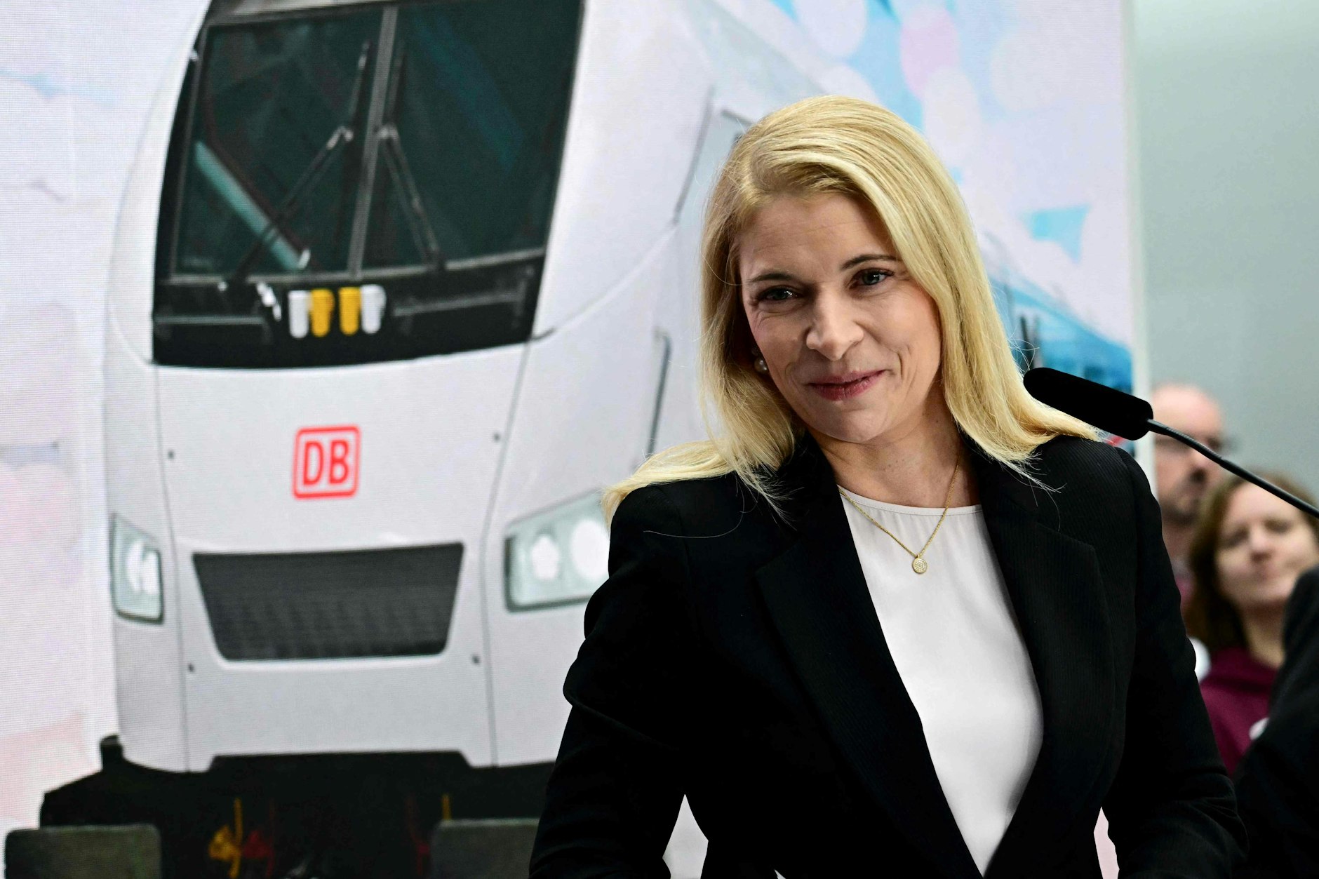Die neue Vorstandsvorsitzende der Deutschen Bahn, <a href="https://www.berliner-zeitung.de/news/jetzt-auch-ganz-offiziell-eyelyn-palla-als-neue-bahnchefin-bestaetigt-li.2358751">Evelyn Palla</a>, bei der Vorstellung des neuen ICE L im Ostbahnhof in Berlin.