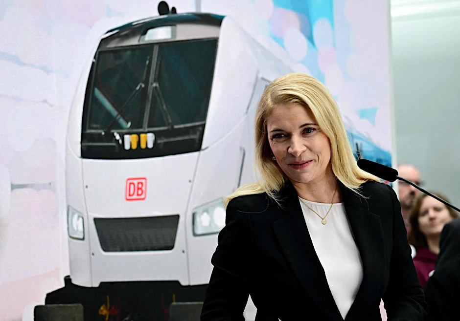 Die neue Vorstandsvorsitzende der Deutschen Bahn, <a href="https://www.berliner-zeitung.de/news/jetzt-auch-ganz-offiziell-eyelyn-palla-als-neue-bahnchefin-bestaetigt-li.2358751">Evelyn Palla</a>, bei der Vorstellung des neuen ICE L im Ostbahnhof in Berlin.