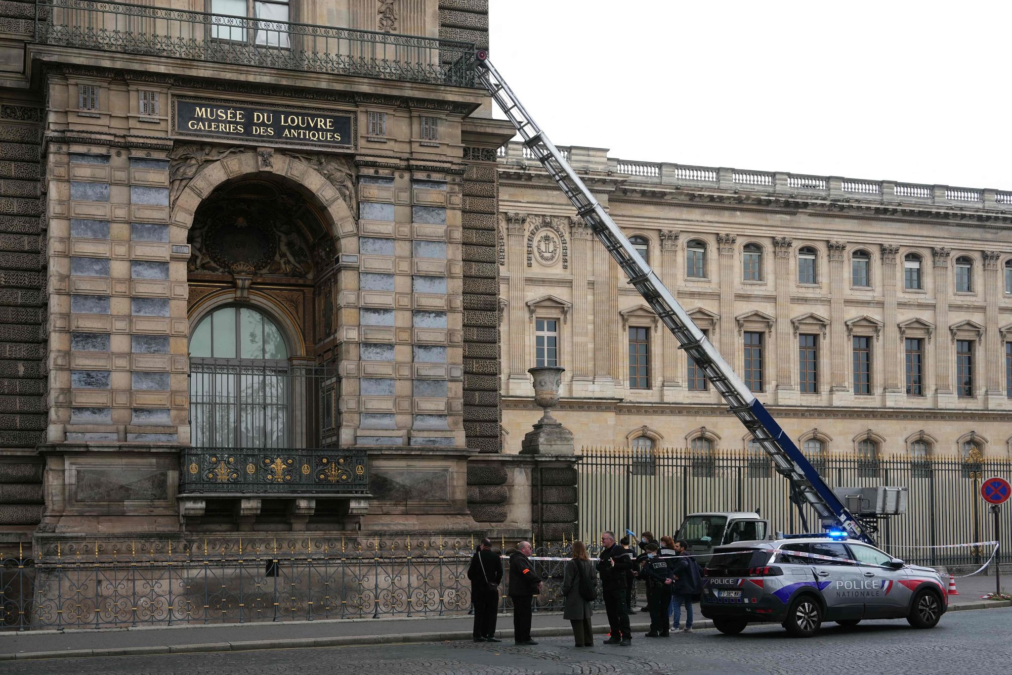 Image - Überfall auf Louvre! Napoleons Juwelen per Möbelaufzug gestohlen