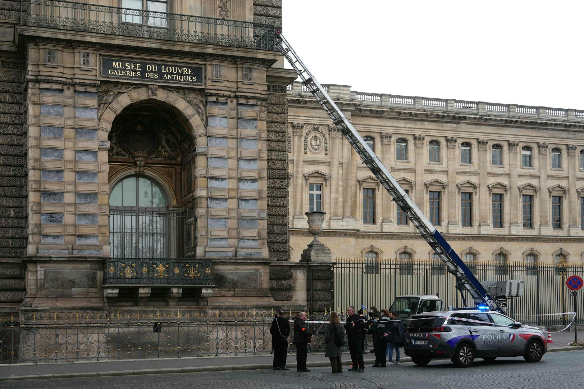 Französische Polizisten stehen neben einem Möbelaufzug, mit dem die Einbrecher in das Louvre-Museum am Quai Francois Mitterrand eindrangen.