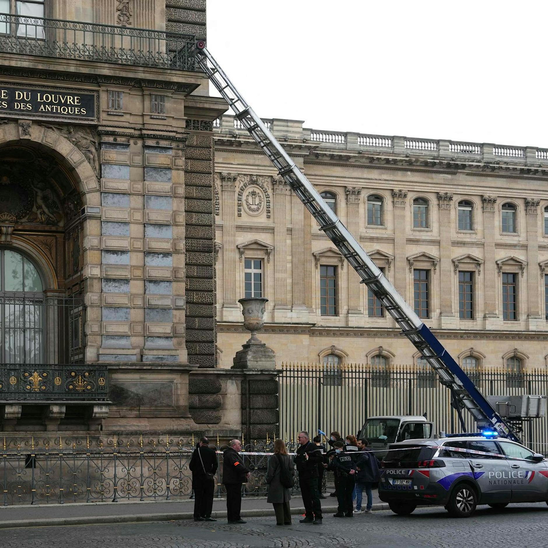Überfall auf Louvre! Napoleons Juwelen per Möbelaufzug gestohlen