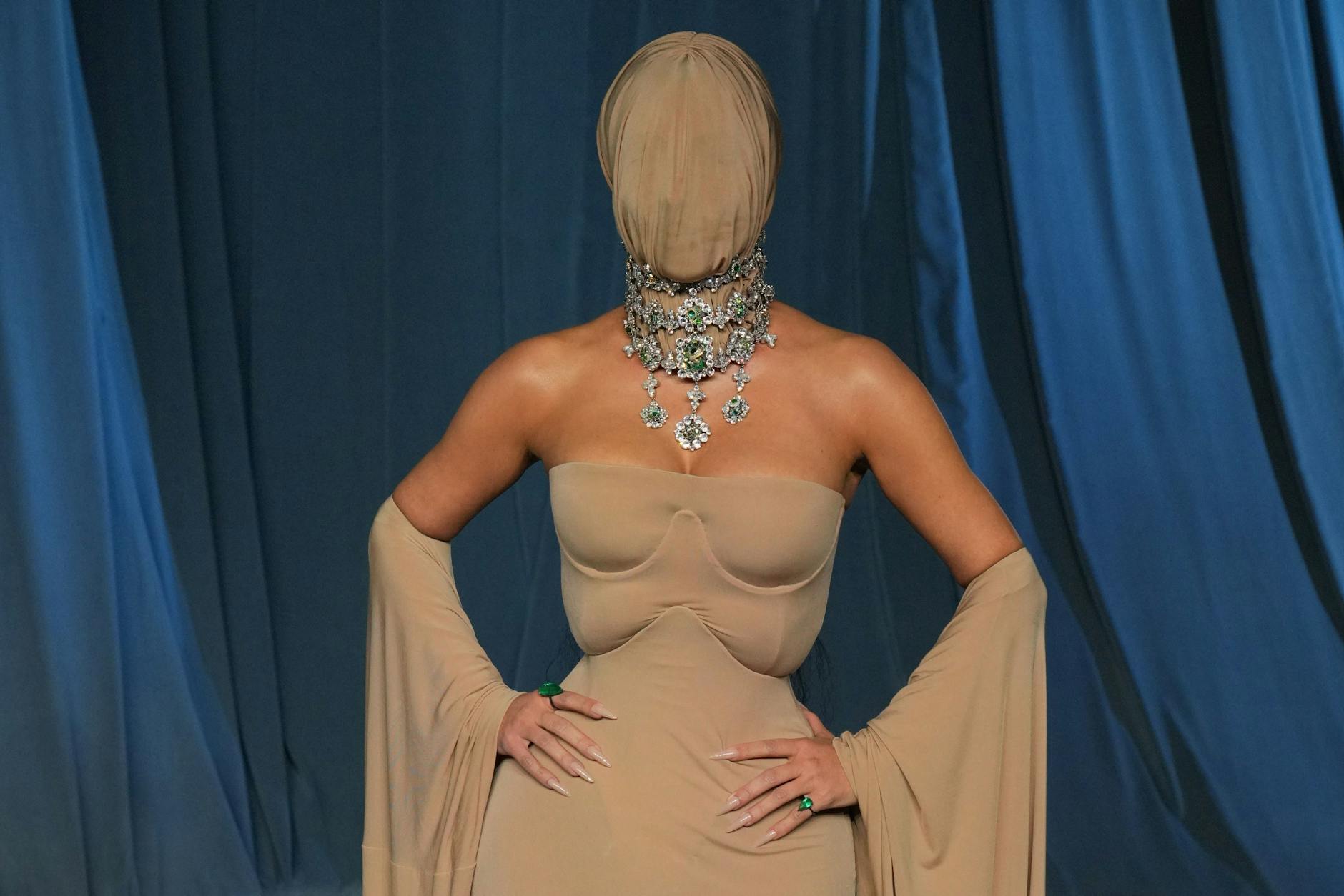 Mit verhülltem Kopf zur Gala in Los Angeles. Es war aber schnell klar, wer sich dahinter verbarg.