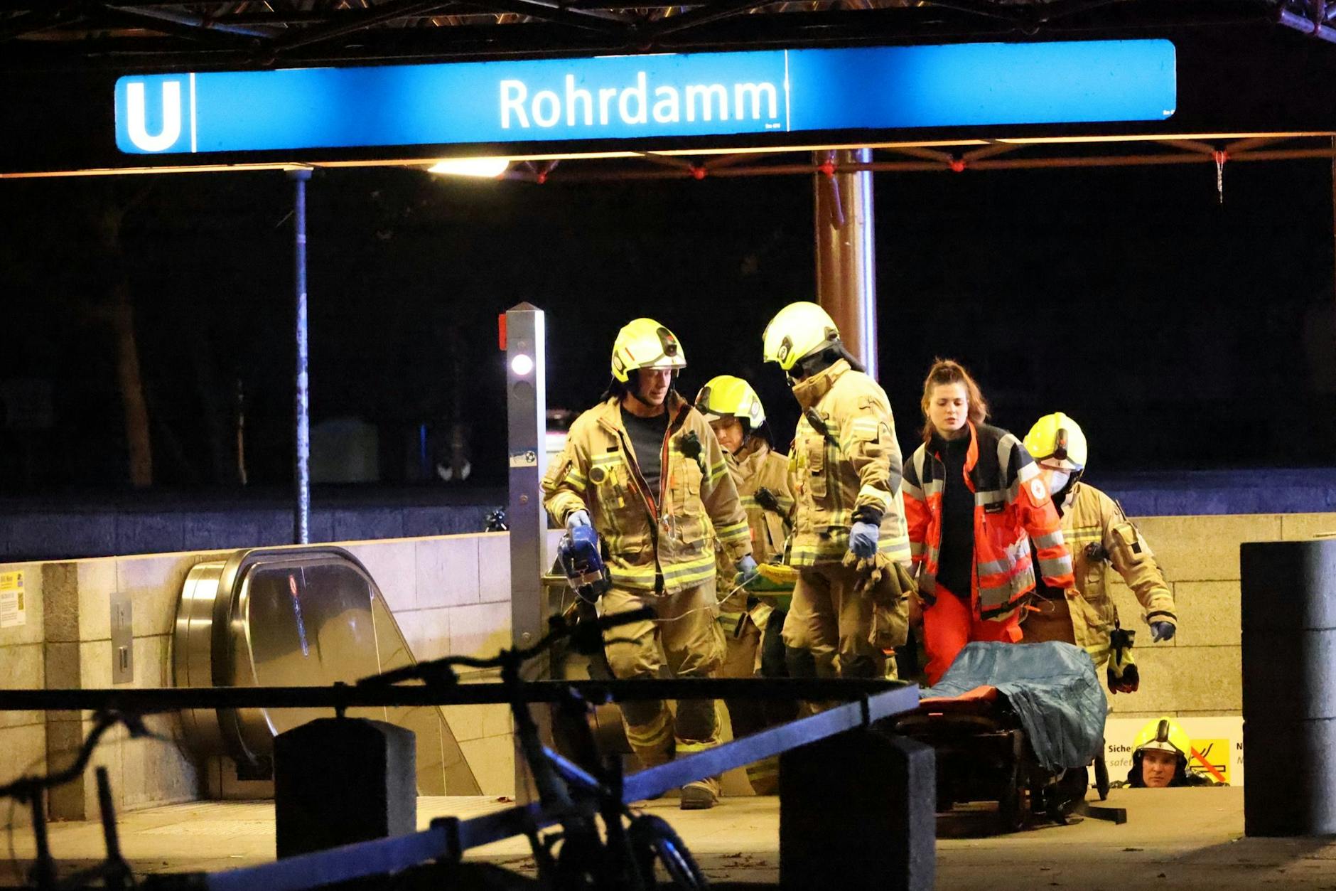 Dramatische Rettungsaktion am U-Bahnhof Rohrdamm: Ein Rollstuhlfahrer war hier auf die Gleise gestürzt, die U-Bahn kam kurz vor ihm zum Stehen.