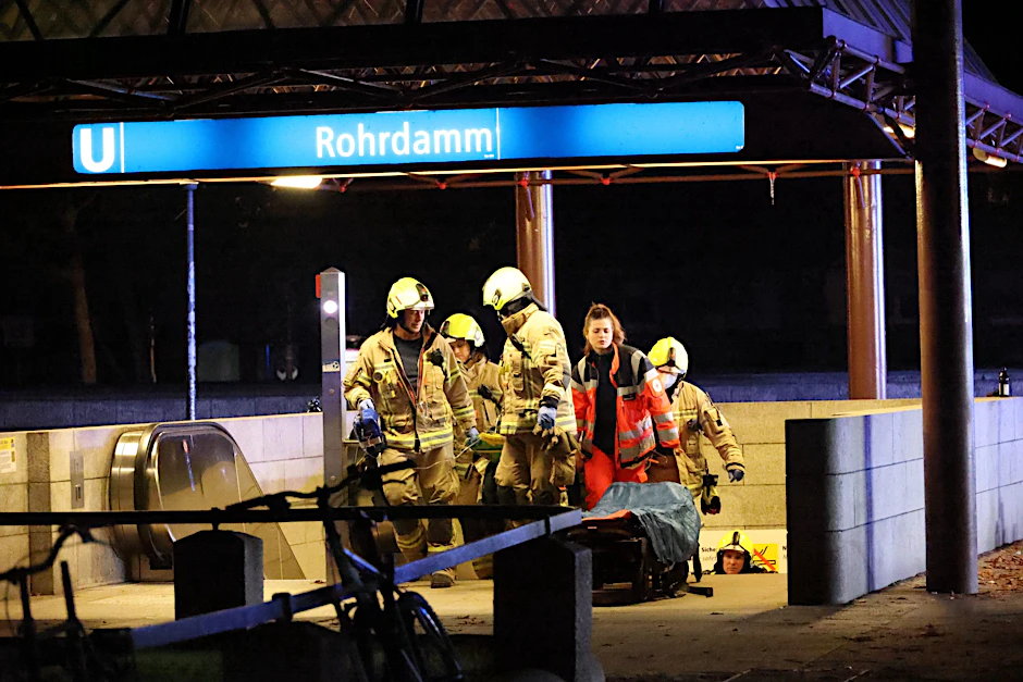 Dramatische Rettungsaktion am U-Bahnhof Rohrdamm: Ein Rollstuhlfahrer war hier auf die Gleise gestürzt, die U-Bahn kam kurz vor ihm zum Stehen.